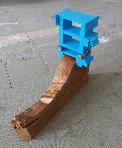 בוקה גרינפלד, ללא כותרת, גוש עץ מונח ומבנה עץ בתכלת אקריליק, 2019
